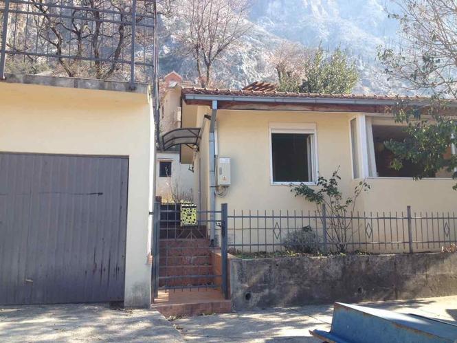 Prodaje se dvosobna kuća.