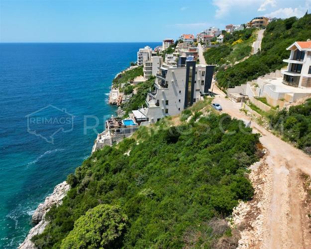 Plot on the first line , Dobra Voda, Bar
