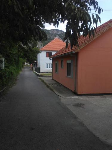 Prodaja kuce na Cetinju