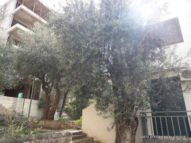 Stan/sprat kuce povrsine 130 m2 u Sveti Stefan
