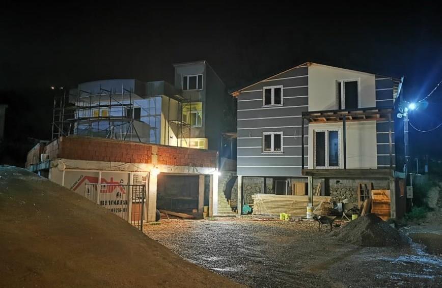 Dvije-kuce-na-Prodaju-700m2-povrsine-sa-urednim-papirima-nas