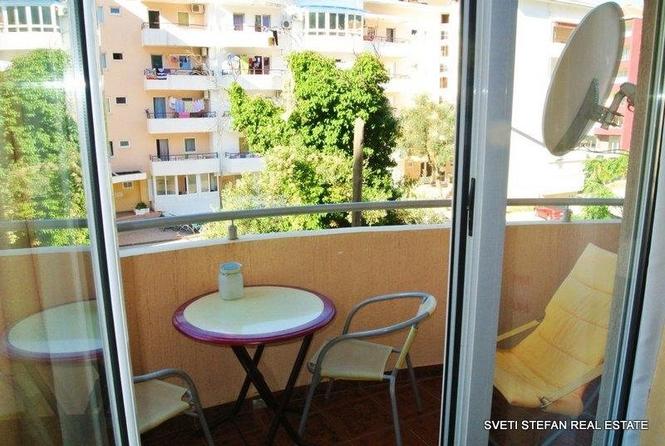 Stan povrsine 80 m2 u naselju Maini