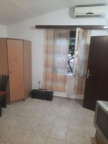 Izdaje se garsonjera u blizini Volija u Tolosima 25m2