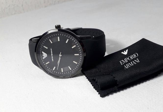 muski sat ARMANI