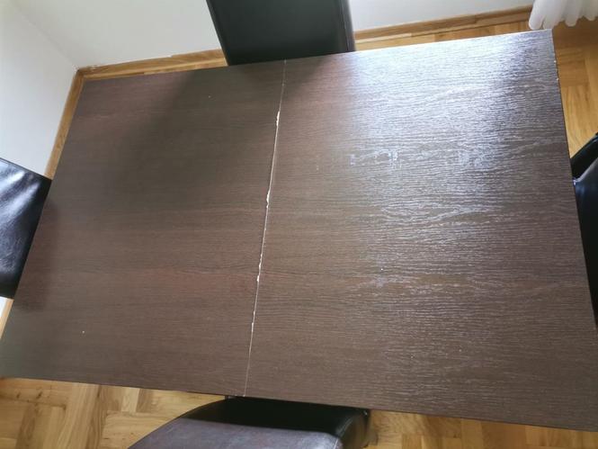 Trpezarijski sto, 4 stolice i komoda