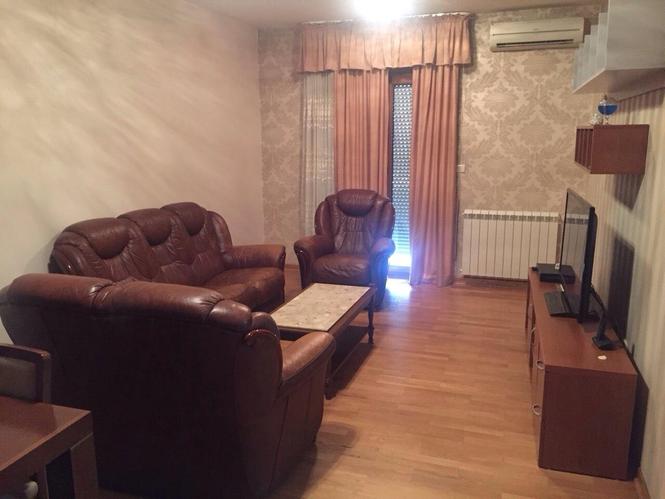 Dvosoban stan 75 m2, zgrada Maxim Preko Morace. 