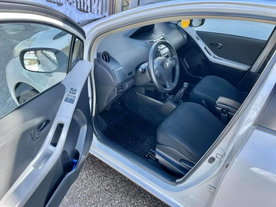 TOYOTA-YARIS-1-0-VVT-I-51-KW-2011-GOD