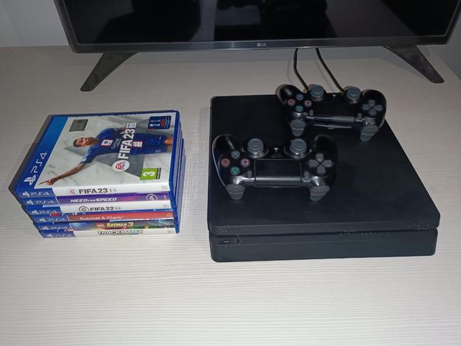 Playstation 4 + 6 igrica
