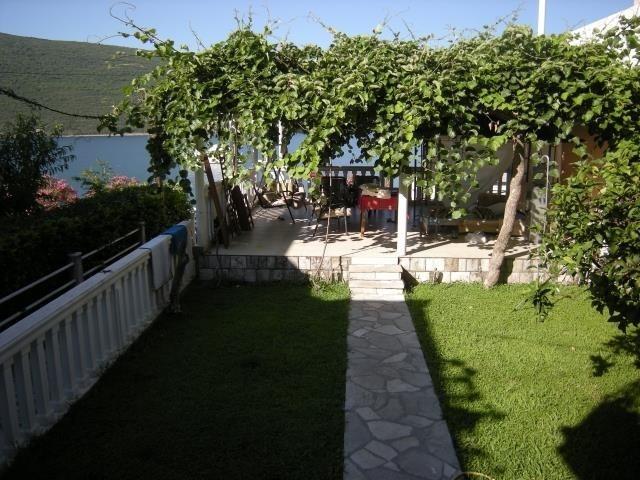 Dve zasebne etaze kuce na samoj obali mora