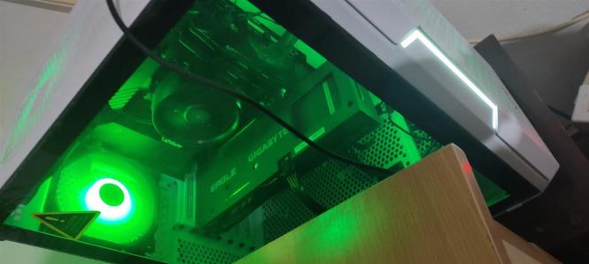 Prodajem Gaming PC sa 27" Asus TUF Monitorom
