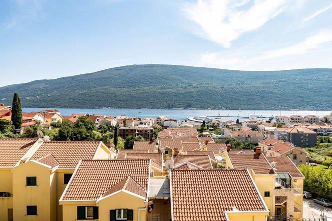 Dvosoban stan sa pogledom na more u Đenovićima