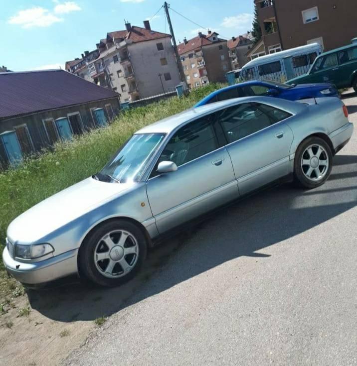 Prodajem-Audi-A8-2-5-110-kw-automatik--odradjen-veliki-servi