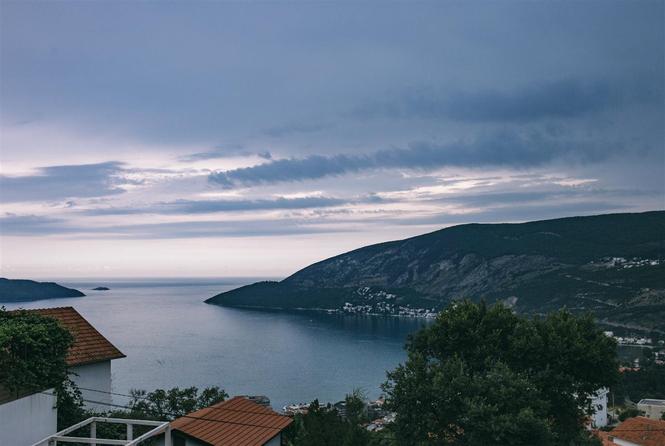 Sa zadivljujućim pogledom na zaliv i ostrvo Mamula, ovaj do