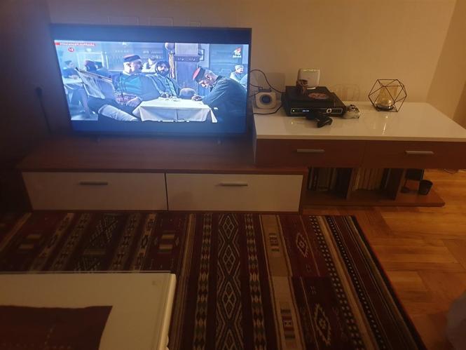 Kuhinja sto stolice i.tv komods