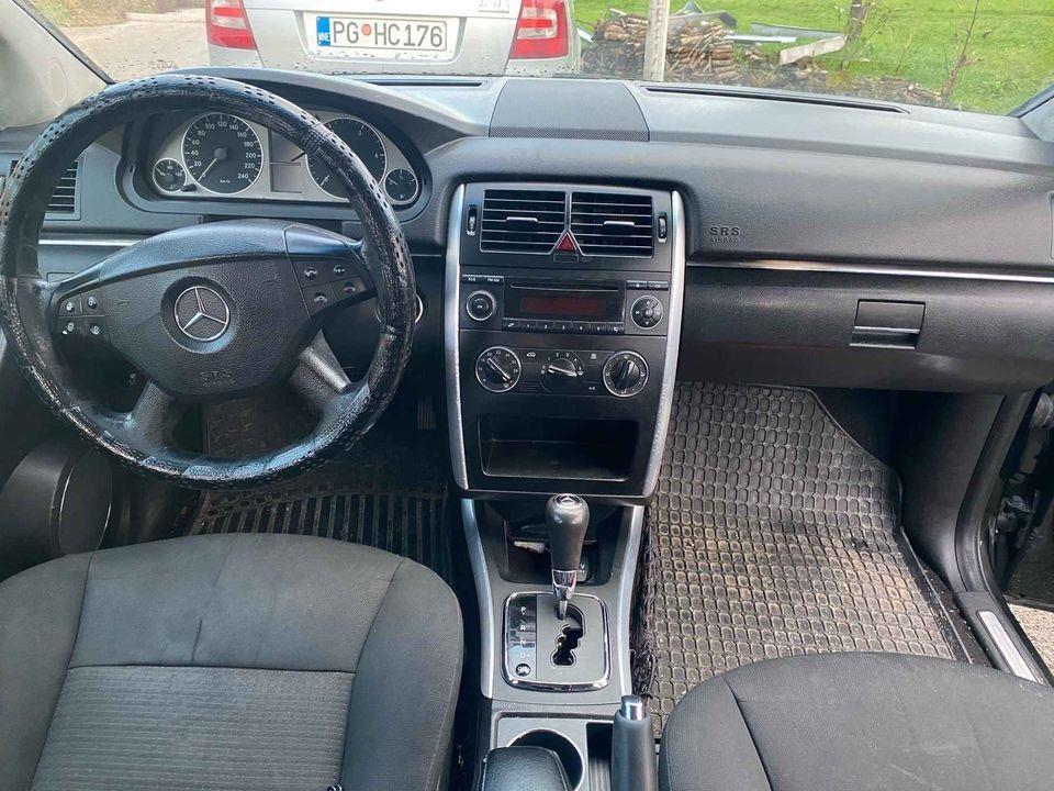 Mercedes-Benz-B180