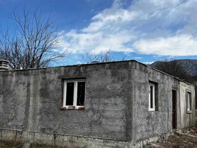 Prodajem kuću u izgradnji i imanje