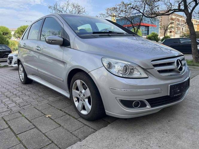 Prodaje se Mercedes b200