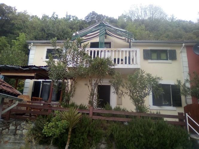 Izdajem apartmane u Kamenarima u Crnoj Gori