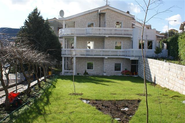Kucu od 400m2 u Igalo
