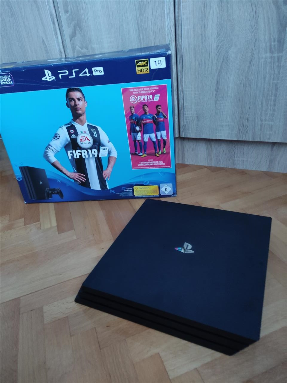 Prodajem-sony-playstation-4-pro-1TB