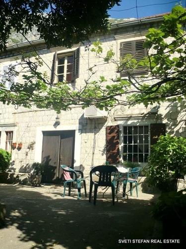 Kamena kuca povrsine 129 m2, Kotor