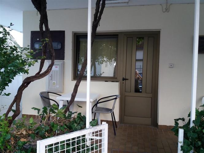 izdajem apartman u Sutomoru