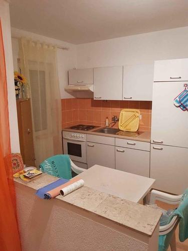 Izdajem u Budvi jednosoban stan i garsonjeru do sezone ili n