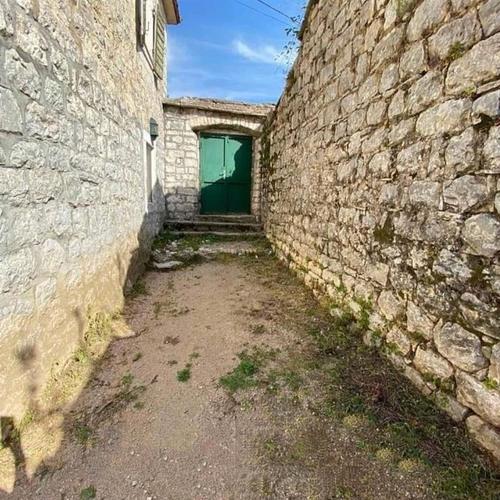 Prodajem kamenu kuću