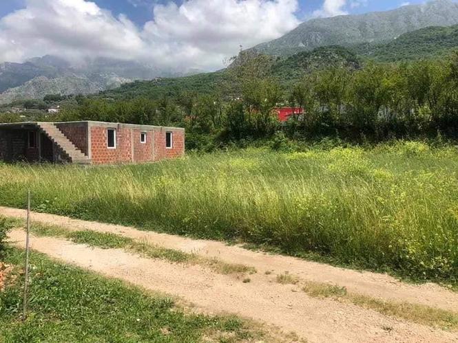 Prodajem plac 400 m2 voda struja put