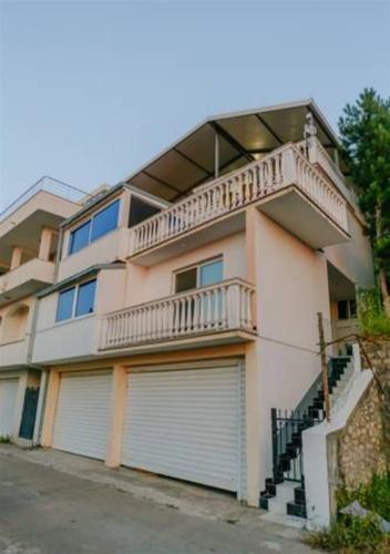 Nova kuća sa 3 apartmana 100 metara od mora 