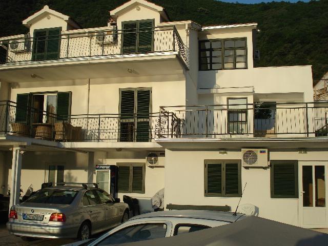 Iva-apartmani stoliv