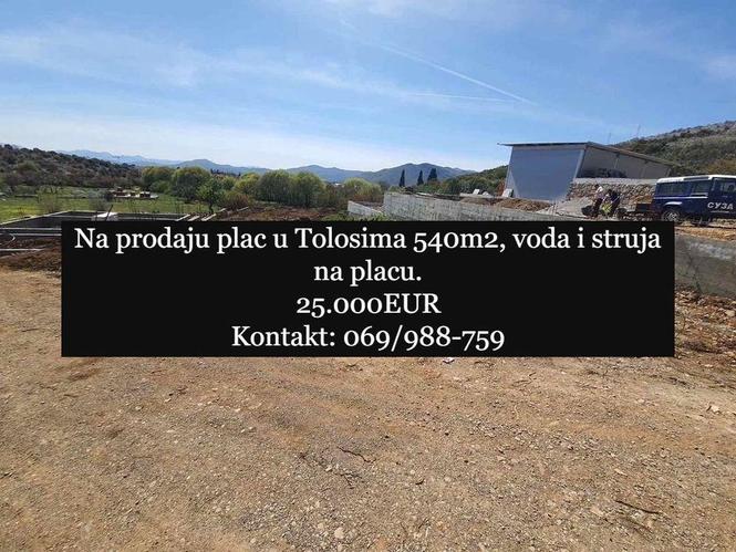 Na prodaju plac u Tolosima 540m2, voda i struja na placu.