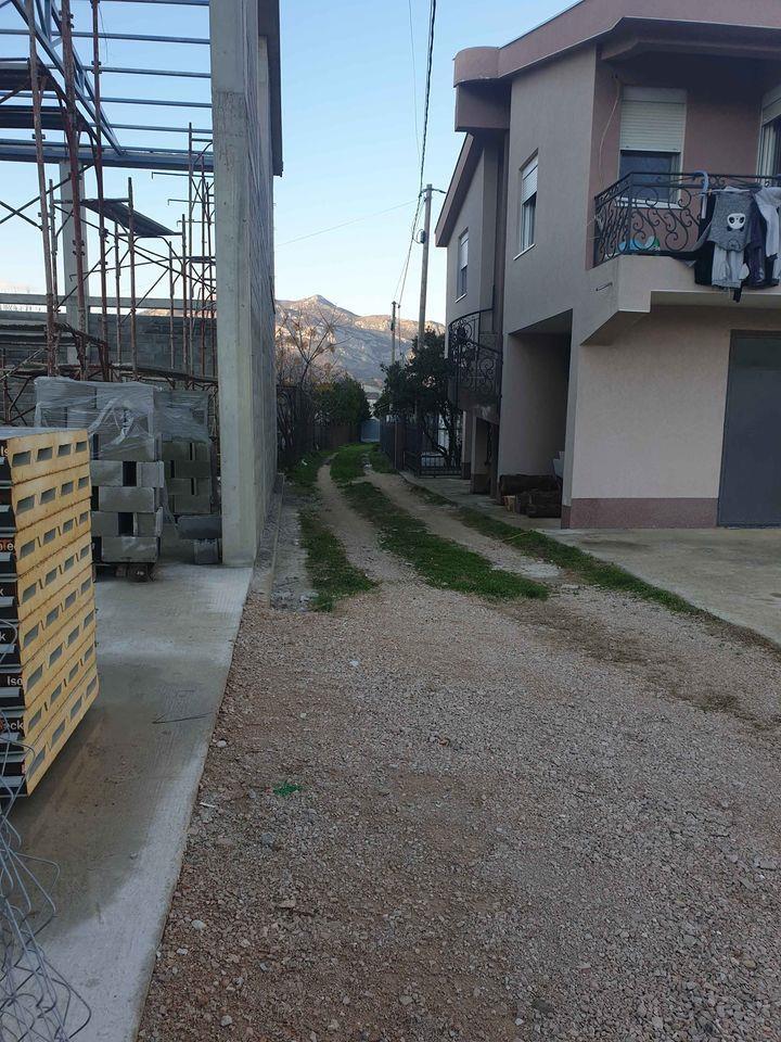 Kuca-sa-placem-bar-polje-
