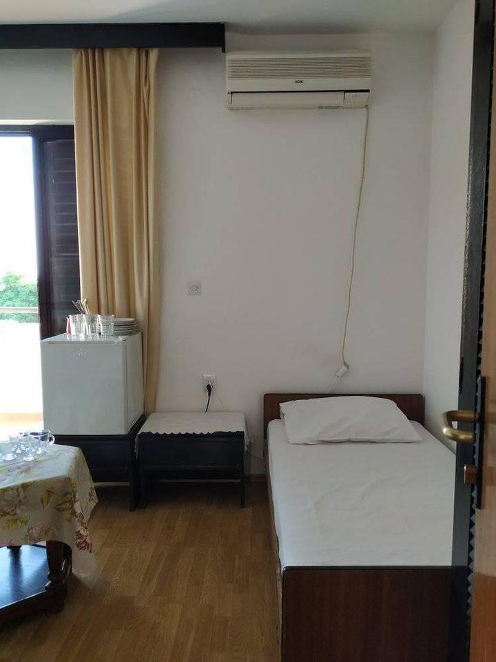 Izdajem-sobe-i-apartmane-u-Budvi