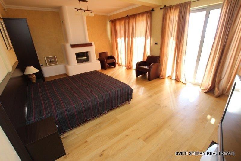 -Luksuzna-kamena-vila-povrsine-600m2-Bečići