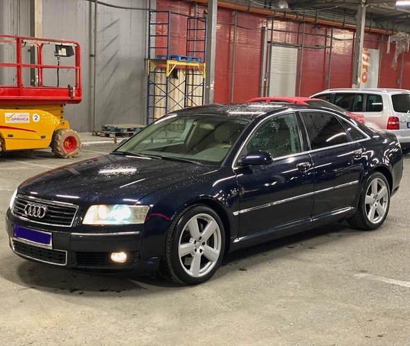 Audi A8 quattro