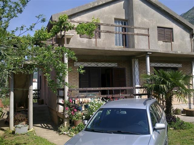 Kucu od 196m2 u Sutomoru