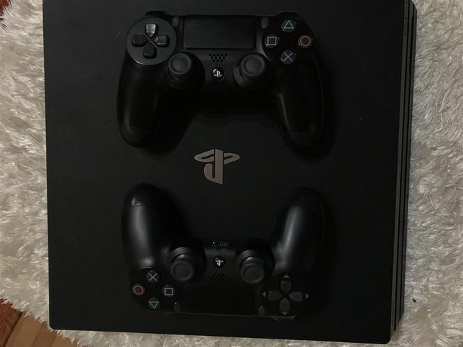 Prodajem ps4 pro 1tb,2 kontrolera,u odlicnom stanju!!!