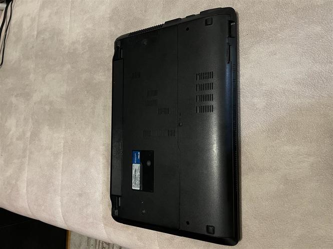 Prodajel laptop Asus