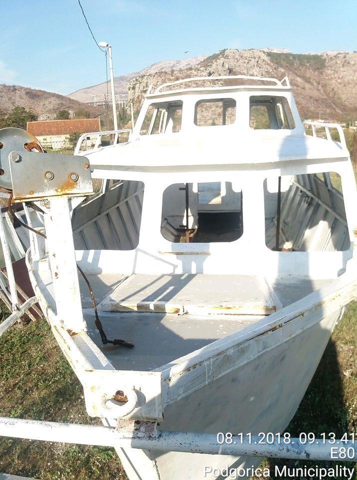 Prodajem-gliser-registrovan-i-brod-u-fazi-restauracije