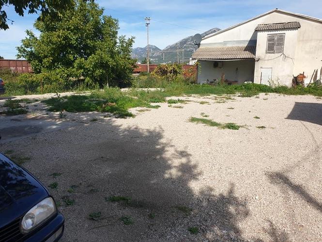 Kuca sa placem BAR POCETAK POLJA NEDALEKO OD ADRIJE