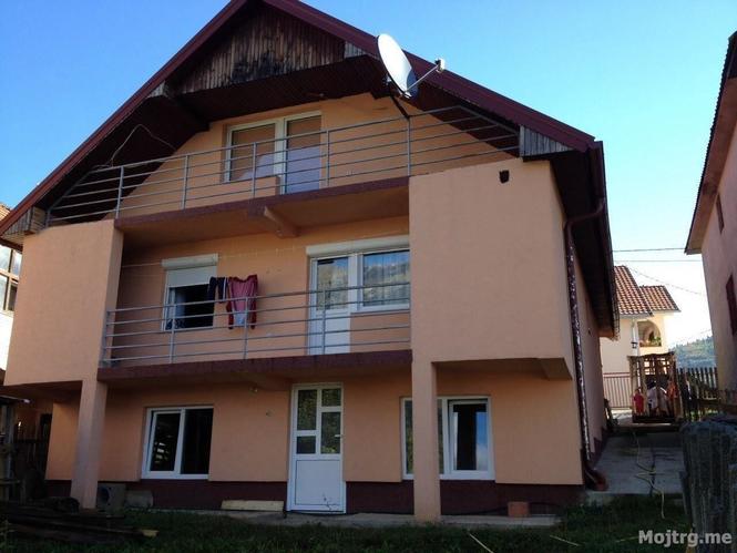 Prodajem kucu sa 5 ari