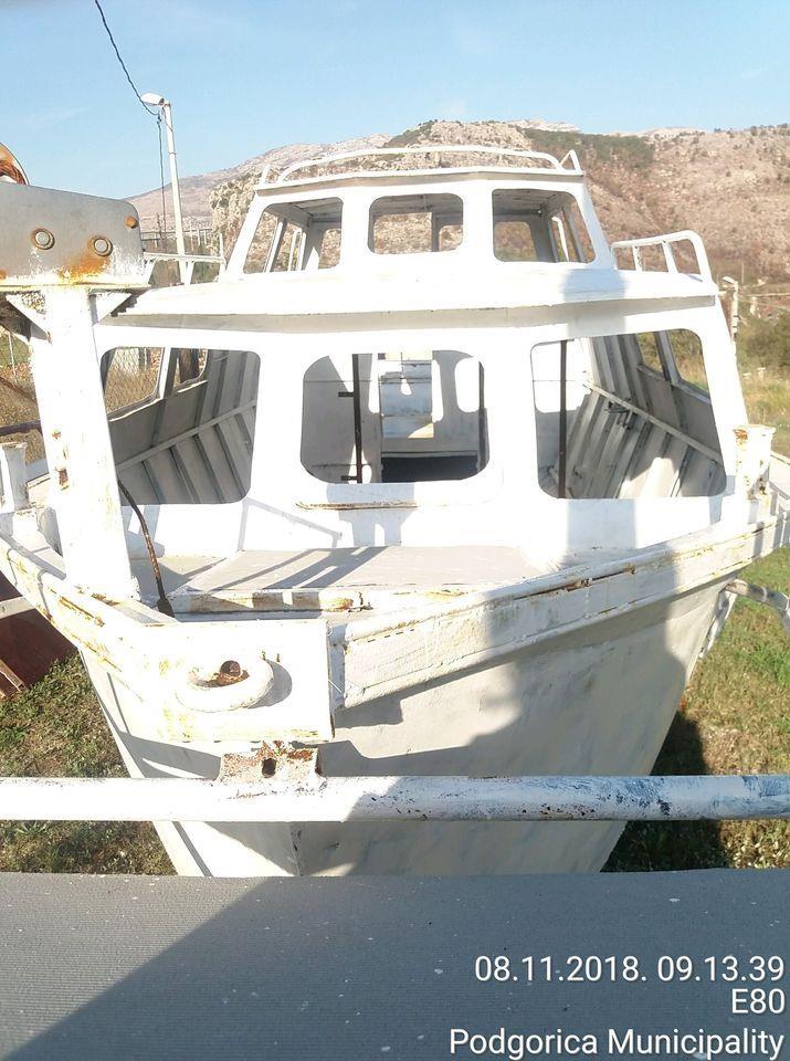 Prodajem-gliser-registrovan-i-brod-u-fazi-restauracije