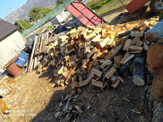 Drva cijepana sva naslozena 1m50e