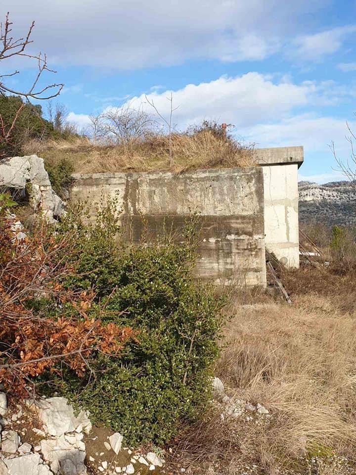 Prodaja--Cetinje-Karuc-uzvisenje-povise-Karuca-imanje-u-jedn