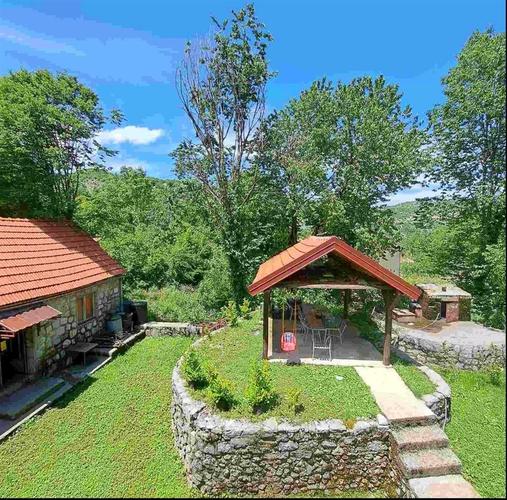 PRODAJA!!! Namještena kuca površine 270m2,Bajice, Cetinje