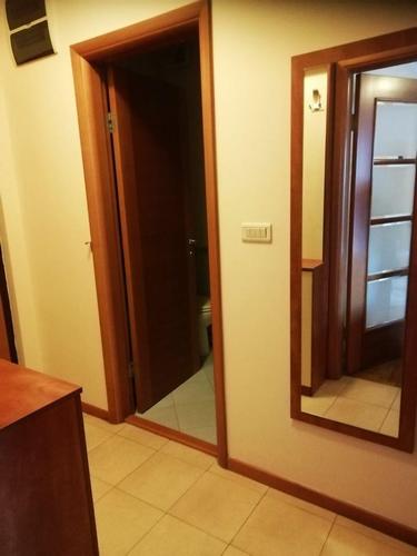 Izdaje se jednosoban stan Preko Morace u zgradi Maksim 42m2