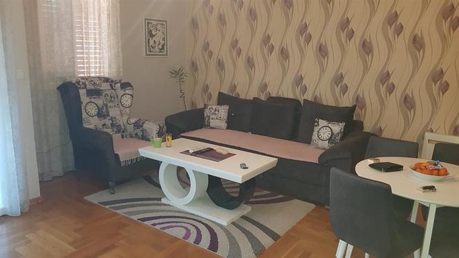 Dvosoban stan sa garazom u centru Budve
