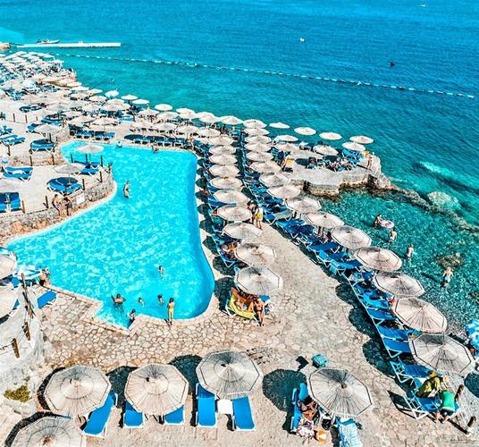 Plaži u Budvi potrebni svi profili radnika