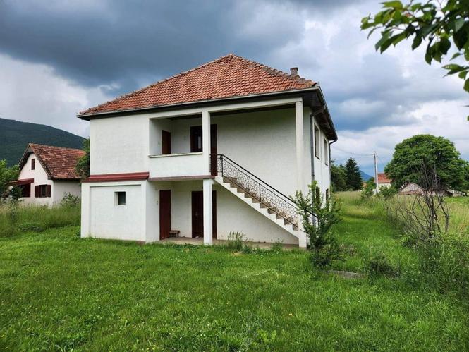 Prodajem kuću,Buče